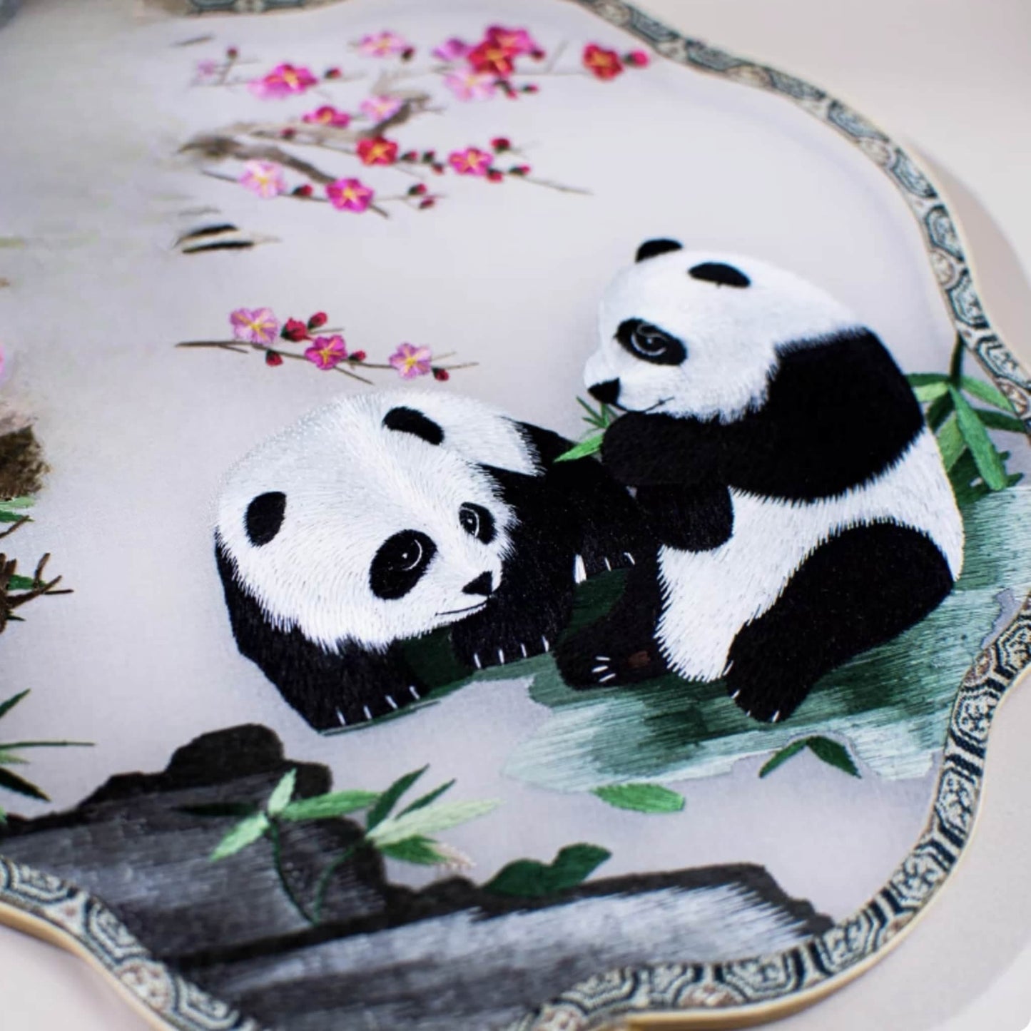 Suzhou Embroidery Fan โ A Masterpiece of Tradition and Elegance ๐ธ