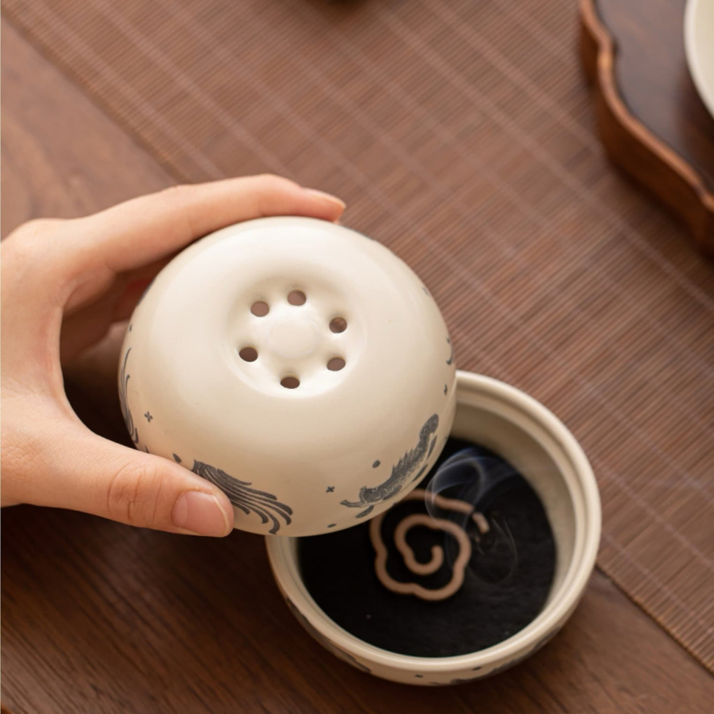 Panda Ceramic Incense Holder – Elevate Your Rituals with a Touch of Panda Peace 🐼🕯️